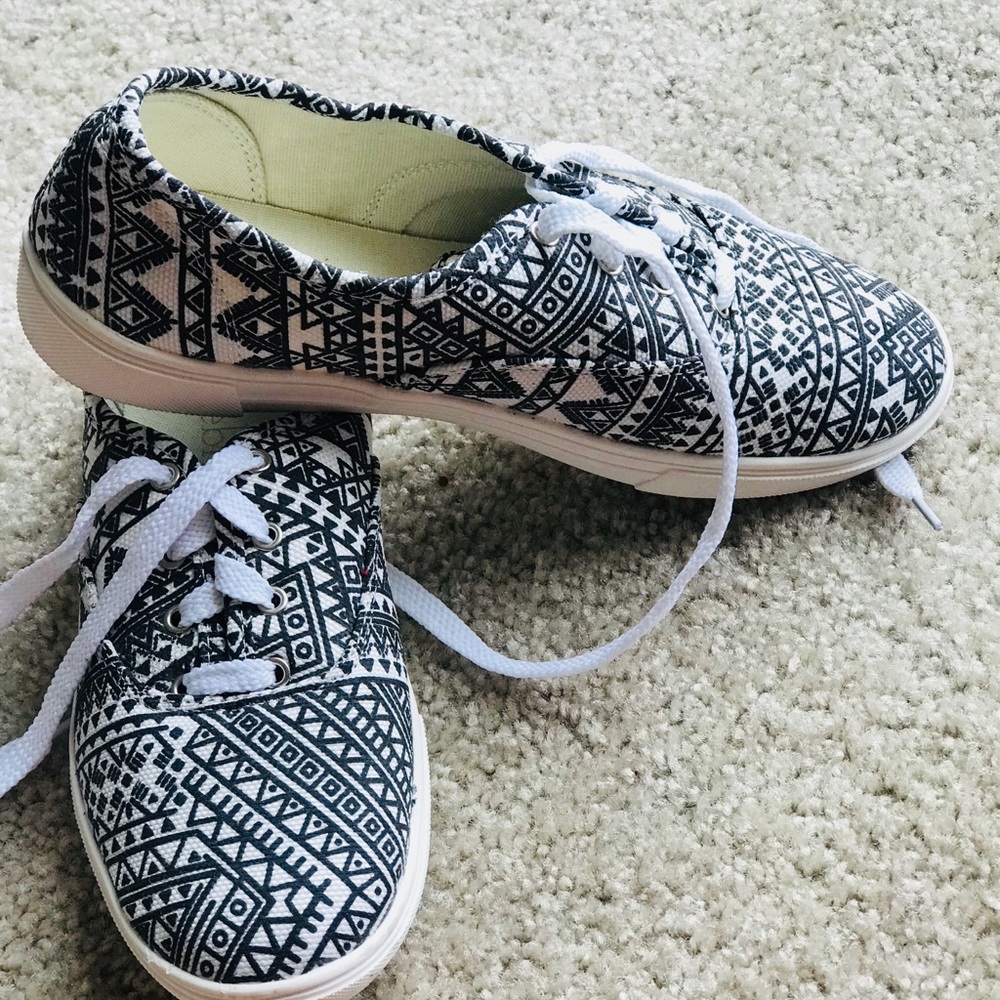 Brand new sneakers in size 37.
